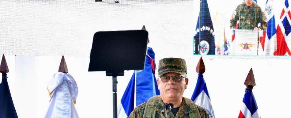 Ministro de Defensa valora entrega equipos militares a Fuerzas Armadas