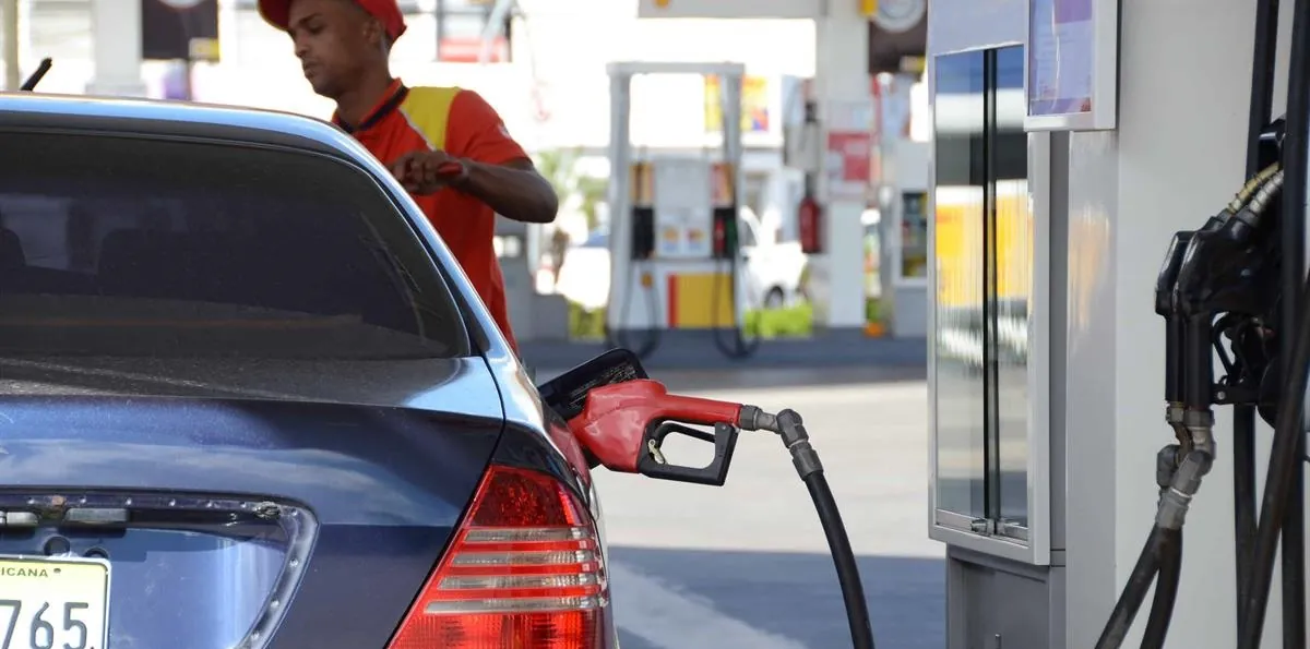 La oposición y transportistas cuestionan alza de los combustibles y piden transparencia al Gobierno