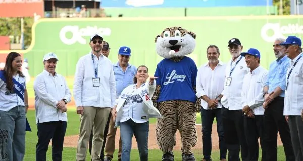 Embajadora EEUU lanza primera bola en partido Licey-Escogido
