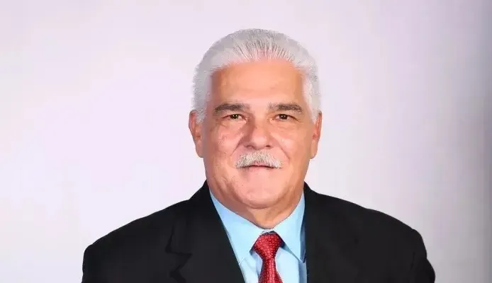 Muere Claudio Concepción, pionero crónica arte Santiago