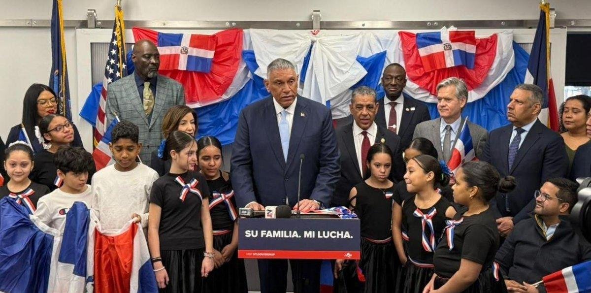 Iluminará 16 edificios emblemáticos con los colores de la bandera dominicana este 27 de febrero