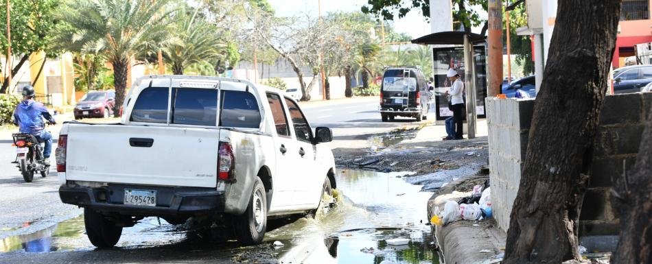 Aguas estancadas y hoyos agravan el tránsito en las calles de la avenida Quinto Centenario