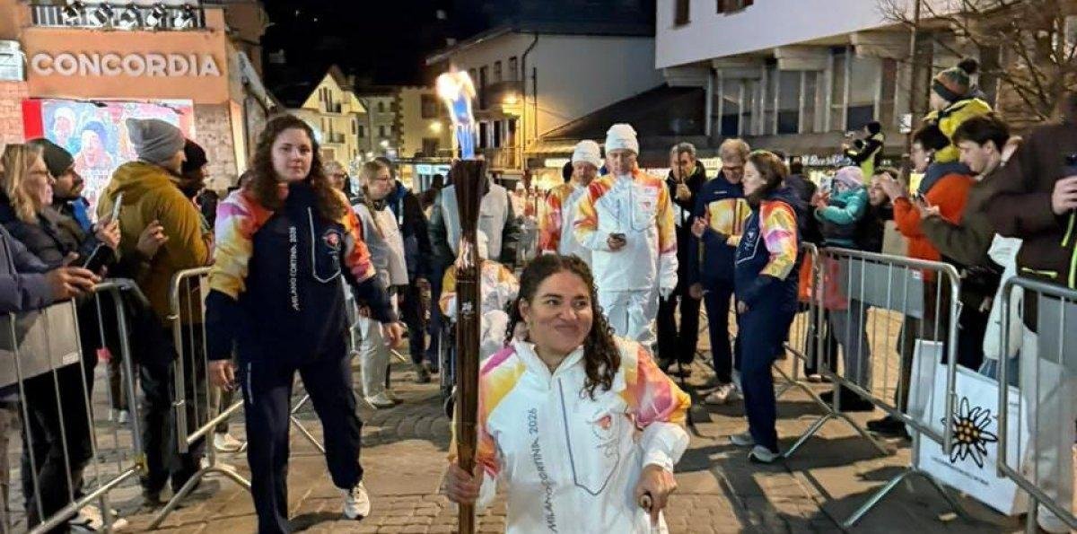 Felipe Vicini y Alejandra Aybar portan la antorcha paralímpica en Milano Cortina