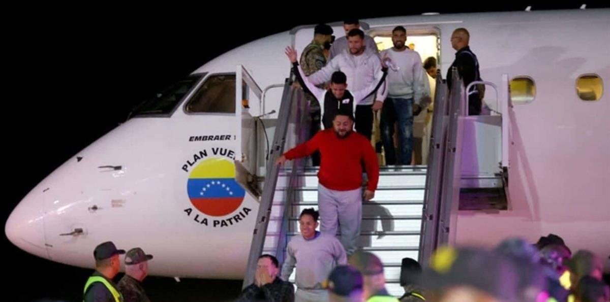 Al menos 20,200 venezolanos han regresado a su país en vuelos de repatriación en el último año