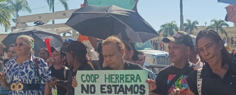 Socios de la Cooperativa de Herrera protestan frente al Palacio Nacional por fondos perdidos