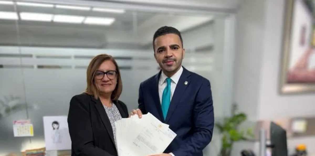 Legislador deposita 10 proyectos en un mismo día