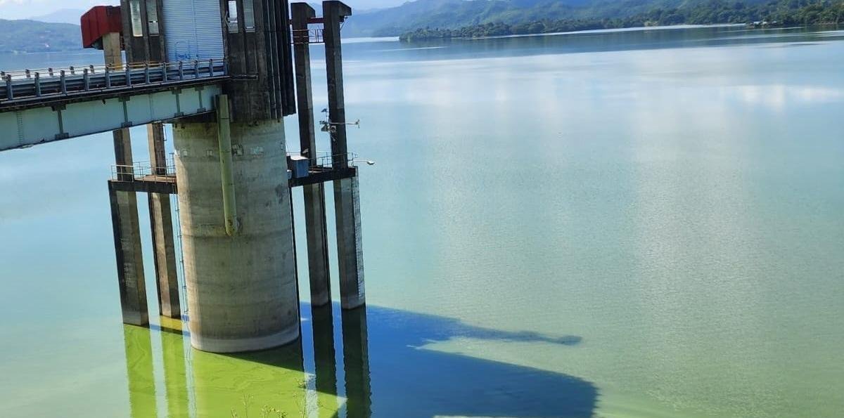 Preocupación y alarma por la reaparición del color verde olivo en las aguas de la presa de Hatillo