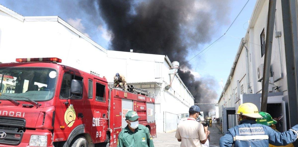 Cuerpo de Bomberos da detalles sobre incendio en empresa de artículos plásticos en San Cristóbal
