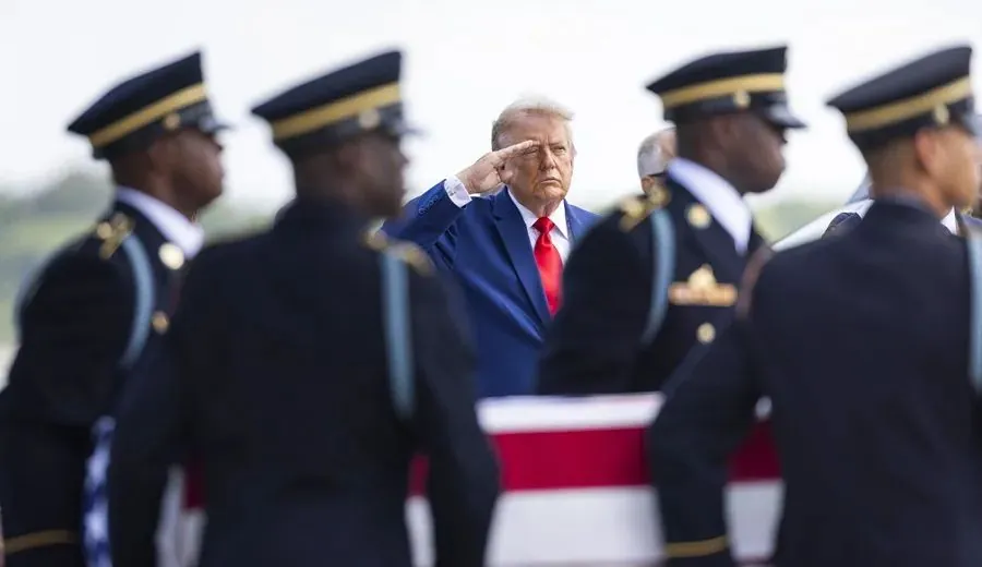 Trump honra restos de cuatro militares fallecidos