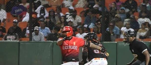 Aprovechar el momento: clave del Escogido después de dos outs en el Francisco Micheli