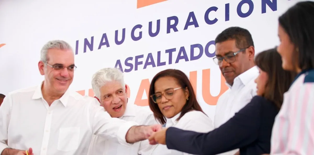 Abinader inaugura puente sobre río Penitente en Boca de Cachón