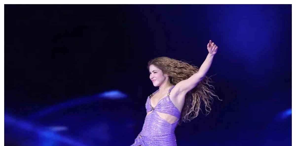 Shakira se cae en pleno concierto y todo queda captado en video