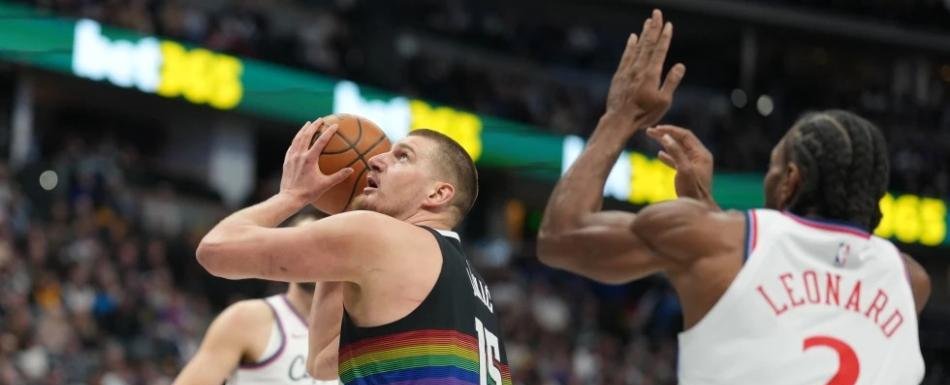 Nikola Jokic regresa tras lesión de rodilla y guía a Nuggets a triunfo 122-109 sobre Clippers