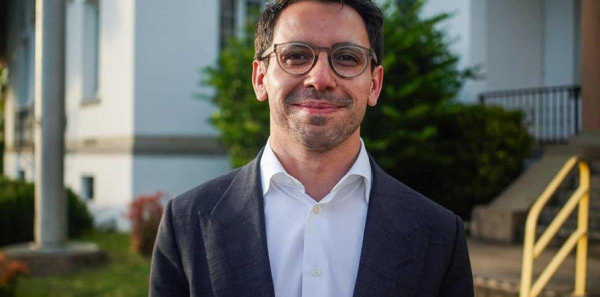 El aspirante a Gobernador de Florida que hace campaña en Tinder y da su "opinión más candente"