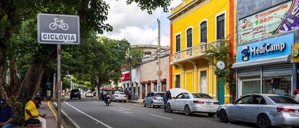 Entre tapones y la bicicleta: planes de ciclovías que no despegan en Santo Domingo y Santiago