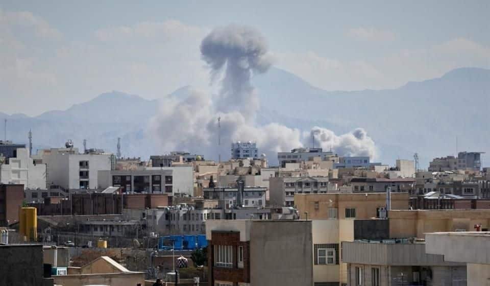 Explosiones sacuden Teherán después de que EE. UU. prometiera intensificar los ataques