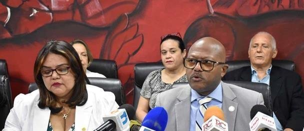 CMD confirma aplicación del aumento salarial del 5 % para médicos, partida acordada en 2024