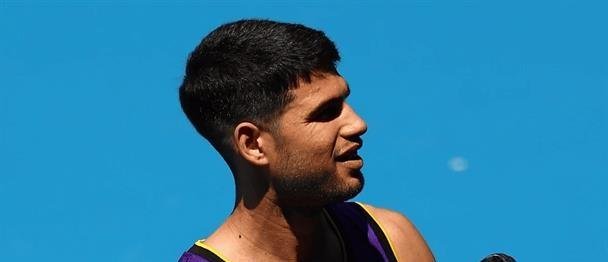 Carlos Alcaraz se entrena en Australia con la camiseta de Lebron James