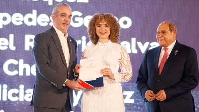 Abinader entrega 1,500 becas para estudiar en el extranjero
