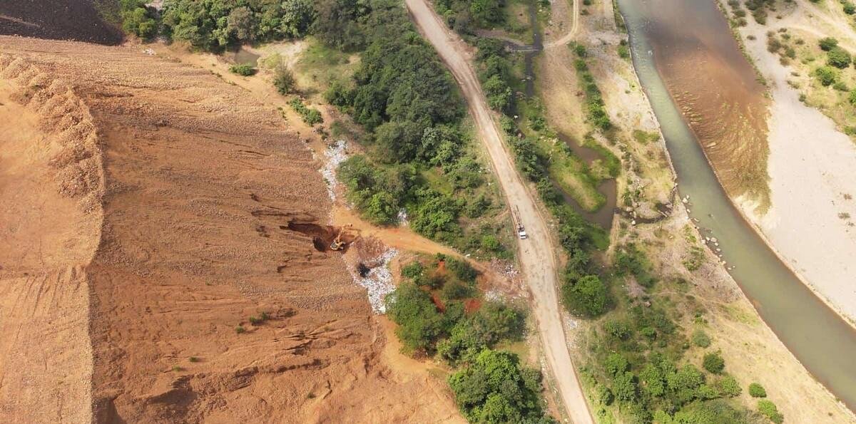 Incendio en vertedero de Monseñor Nouel persiste pese a control parcial