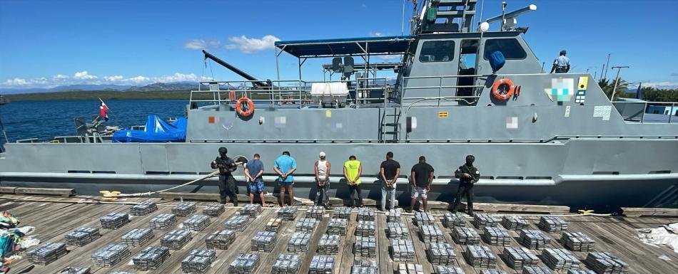 Arrestan a seis hombres por un cargamento de más de dos toneladas de presunta cocaína en Baní