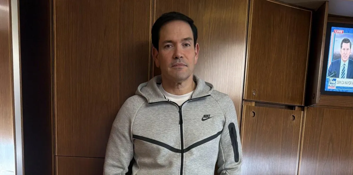 La Casa Blanca publica foto de Marco Rubio en el Air Force One, rumbo a China, con el chándal que tenía Nicolás Maduro cuando fue capturado