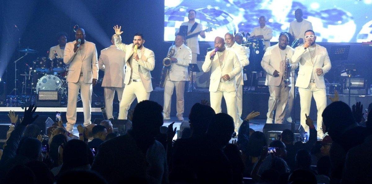 Grupo Niche canta tantos éxitos que el público se quedó hasta el final