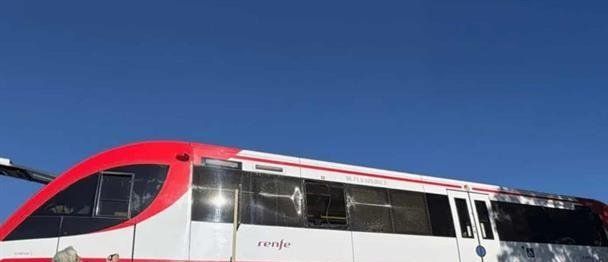 "Varios heridos leves" en el choque de un tren metropolitano con una grúa en España