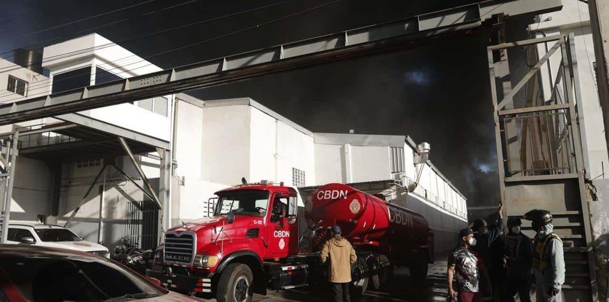 Bomberos llevan más de nueve horas combatiendo incendio en fábrica de Haina