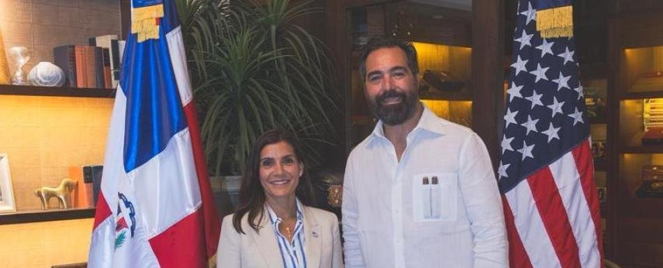 Embajadora de Estados Unidos visita fábrica de Arturo Fuente en Santiago