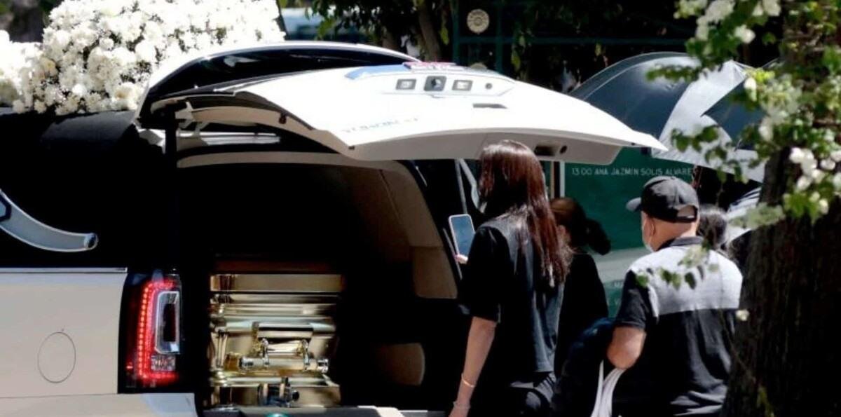 Ataúd dorado, música regional y mucha seguridad, el entierro de "el Mencho" en Guadalajara