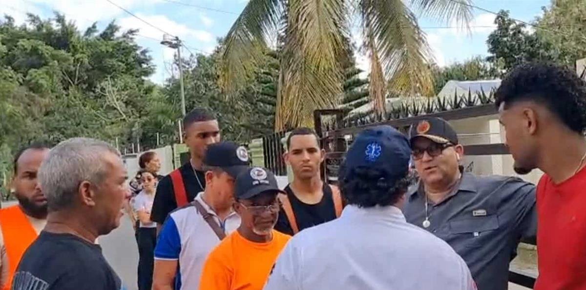 Buscan a una mujer y un niño reportados como desaparecidos tras presunta caída en un hoyo