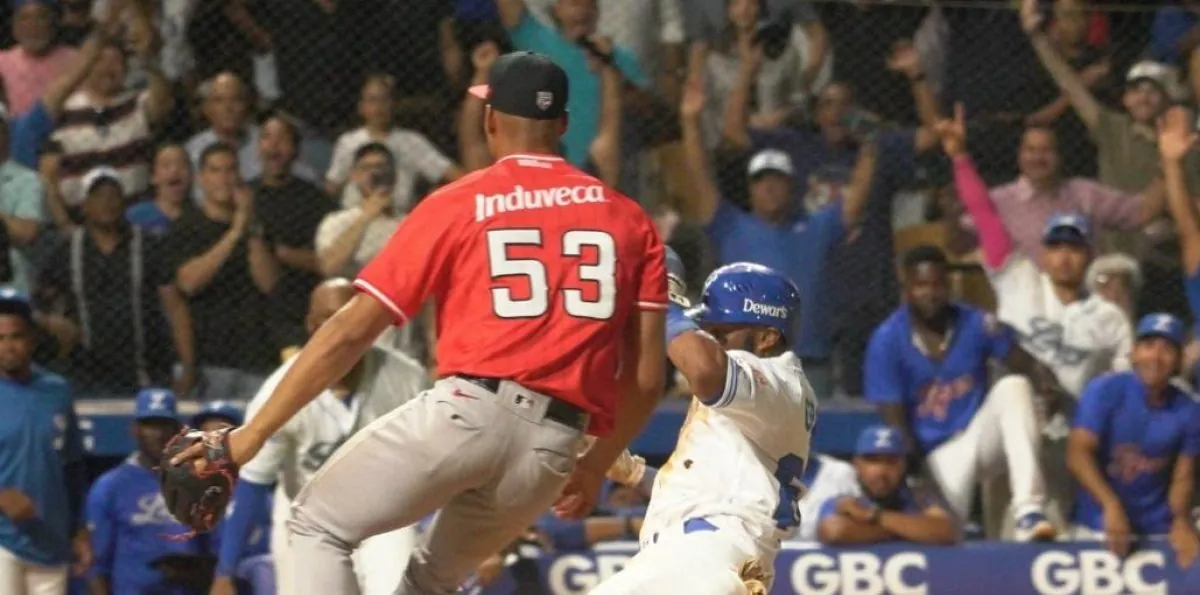 Licey, Toros y Águilas triunfan; embajadora EU tira primera bola