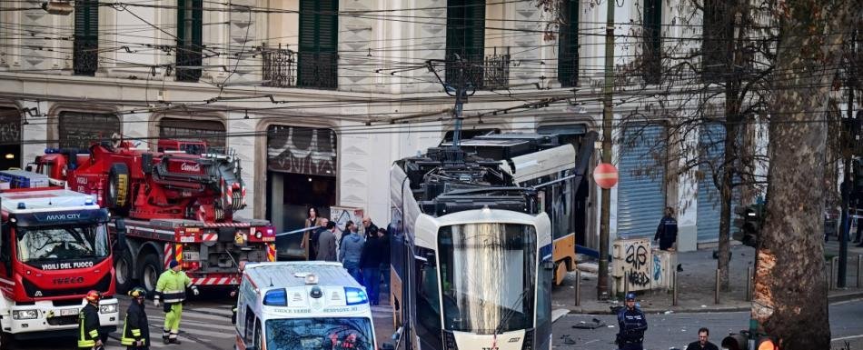 Descarrilamiento de tranvía deja dos muertos y decenas de heridos en Italia