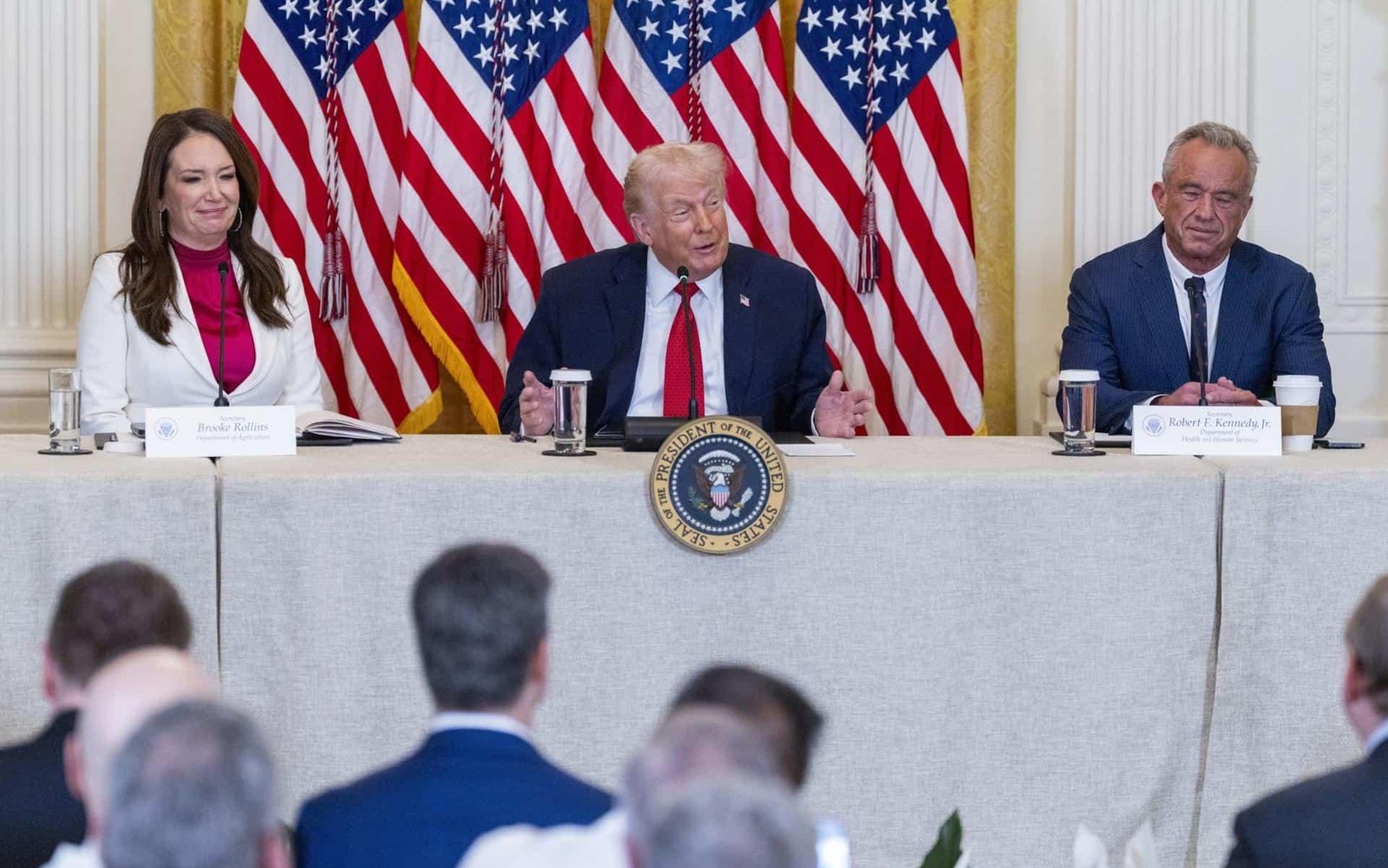 Trump amenaza con aranceles a Gobiernos europeos si no pagan más por fármacos de EE. UU.