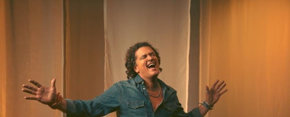 Carlos Vives revive la magia de dedicar canciones de amor con “Te dedico”