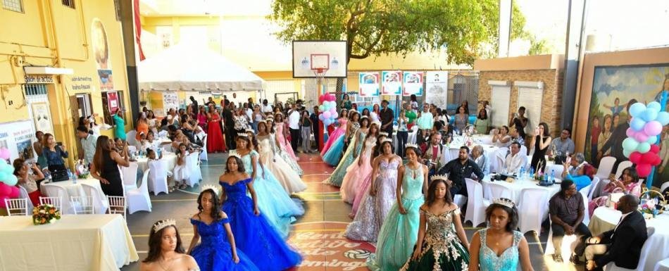 Celebran quince años a veintiún adolescentes de escasos recursos