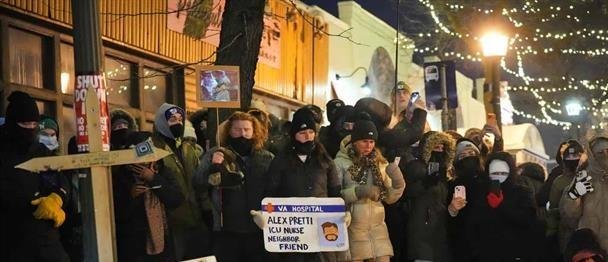 Habitantes de Mineápolis desafían al frío y honran al hombre muerto a manos de federales
