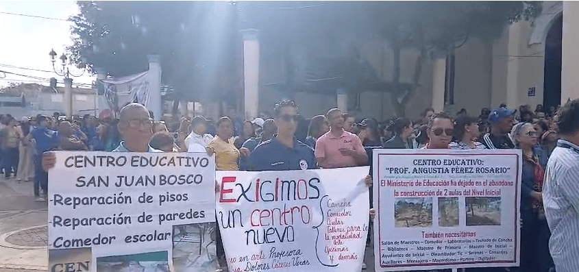 Maestros de Moca inician paro de 48 horas por precariedades en centros educativos