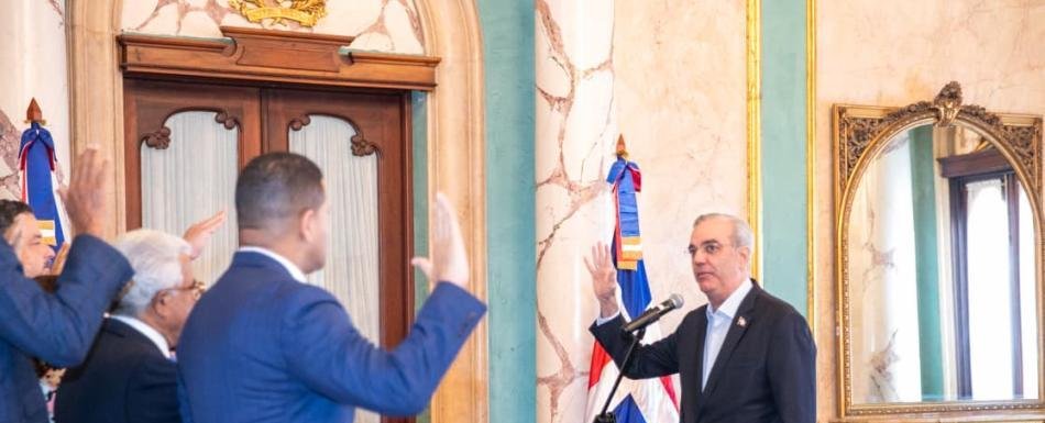 Abinader juramenta a miembros del Comité Gestor del Jardín Botánico de San Juan de la Maguana