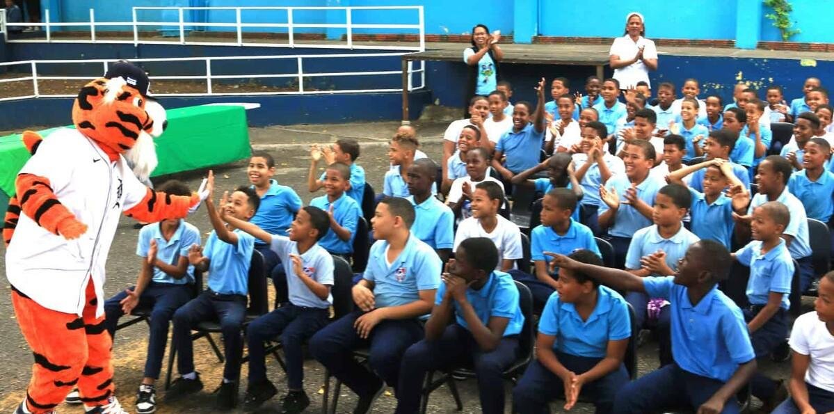 DCNB y Tigres de Detroit donan utilerías a escuela Aida Cartagena Portalatín