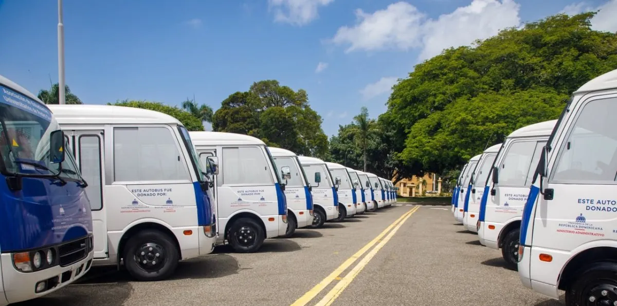 Gobierno entrega 40 autobuses nuevos para estudiantes universitarios