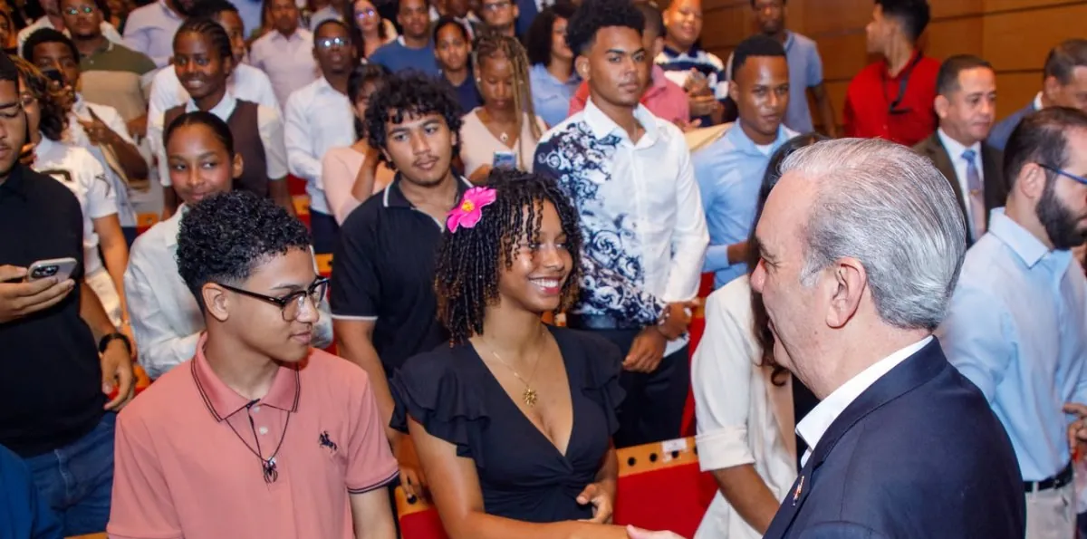 Más de 170 estudiantes reciben reconocimiento de Luis Abinader por proyectos de ciencia y tecnología