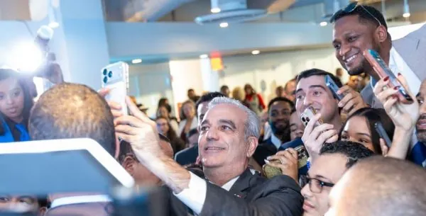 Abinader anuncia 300 becas jóvenes dominicanos viven NY