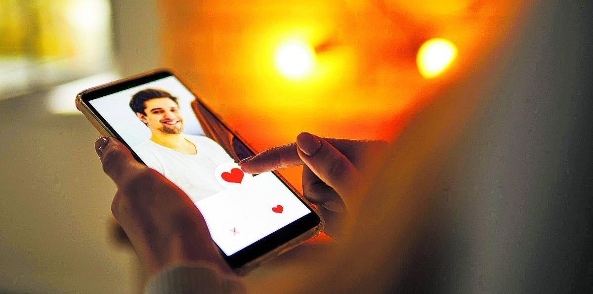 Cansados de deslizar: solteros encuentran conexiones más auténticas fuera de las apps