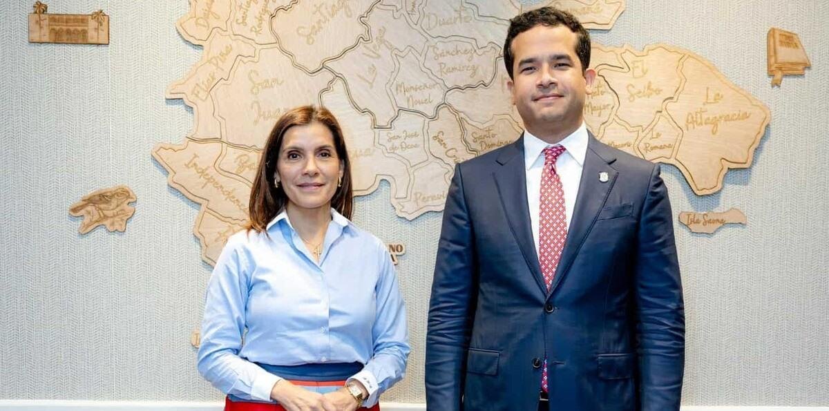 Omar Fernández recibe a la embajadora de Estados Unidos en RD