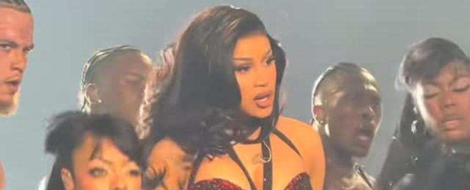 Cardi B sufre caída en uno de sus conciertos, culpa al Gobierno de EE.UU. y dice que es IA