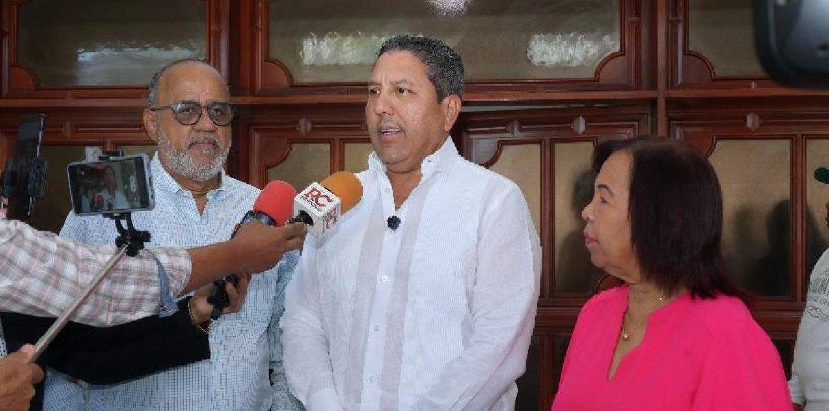 Vecinos reclaman a regidores regular movilidad en lugar