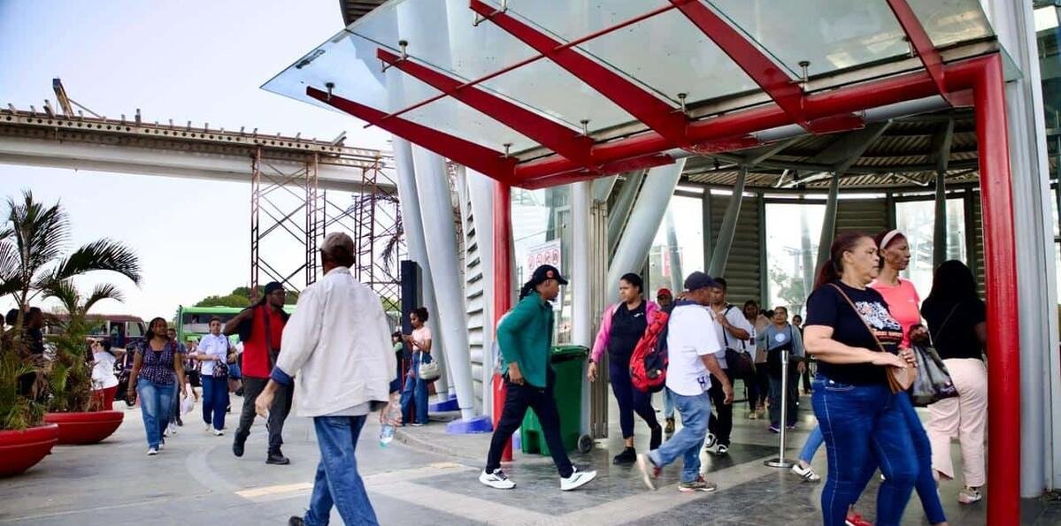 Usuarios retoman el metro tras el apagón nacional que paralizó el servicio