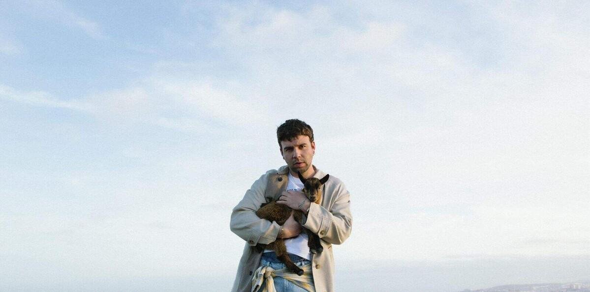 Quevedo lanza "Ni borracho", un merengue inspirado en el carnaval canario